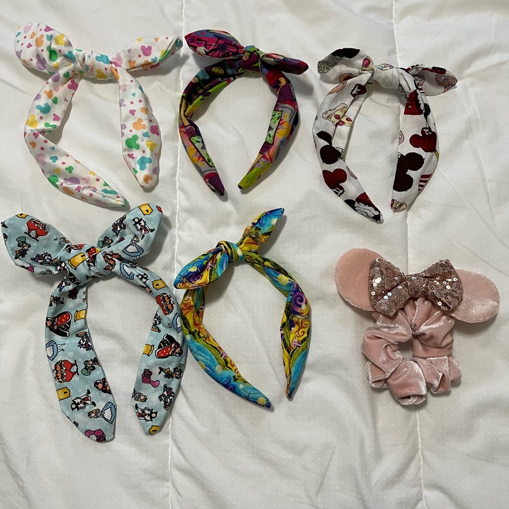 6 assorted Disney hair accessories